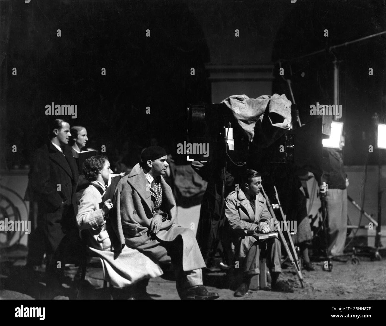 Le directeur WILLIAM K. HOWARD et Film Crew sur set candid pendant le tournage de nuit en plein air du FEU SUR L'ANGLETERRE 1937 roman A.E.W. Mason scénario Clemce Dane et Sergei Nolbandov musique Richard Addinsell producteurs Erich Pommer et Alexander Korda London Film Productions / United Artists Banque D'Images