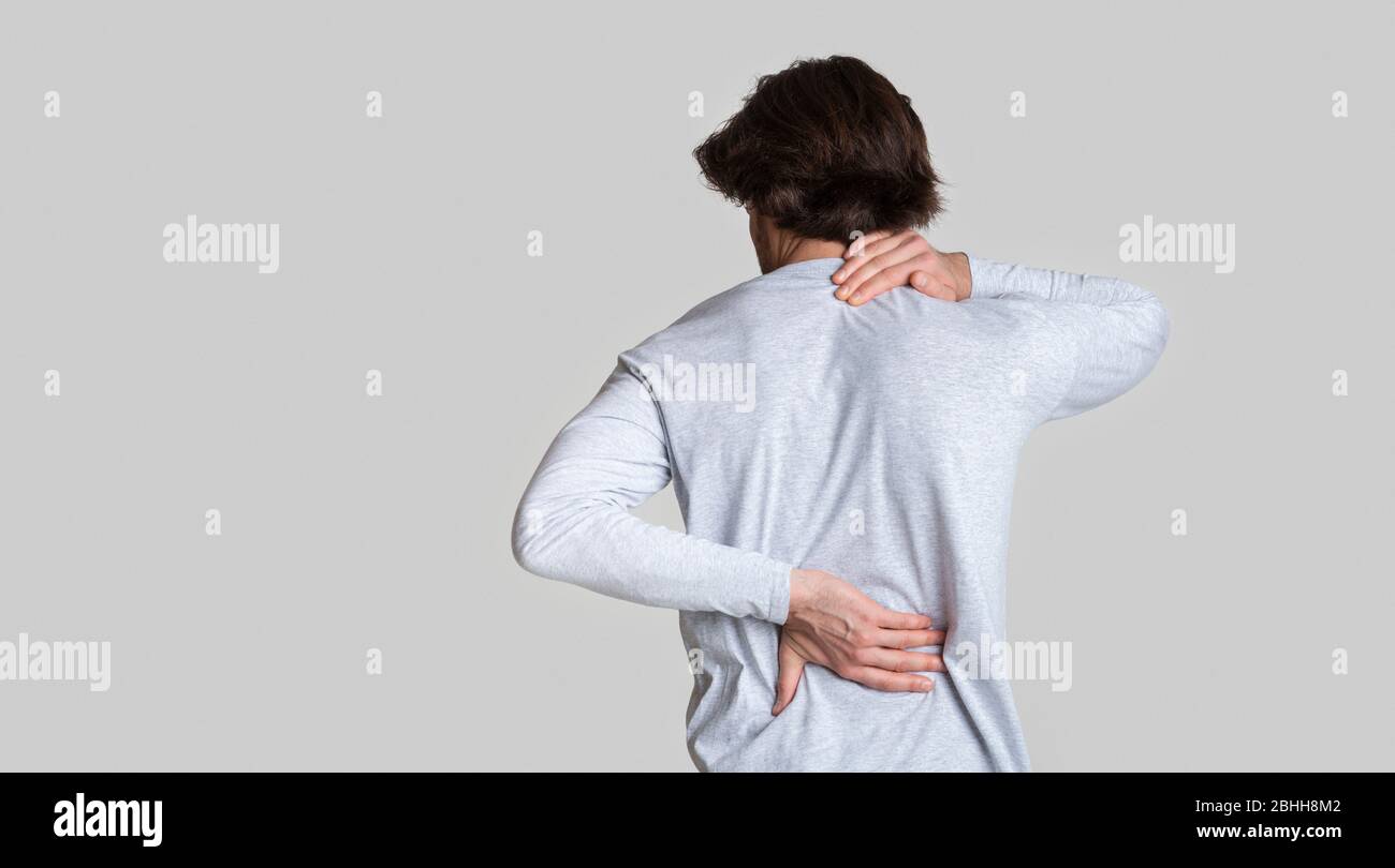 Homme souffrant de douleurs au dos et au cou Banque D'Images