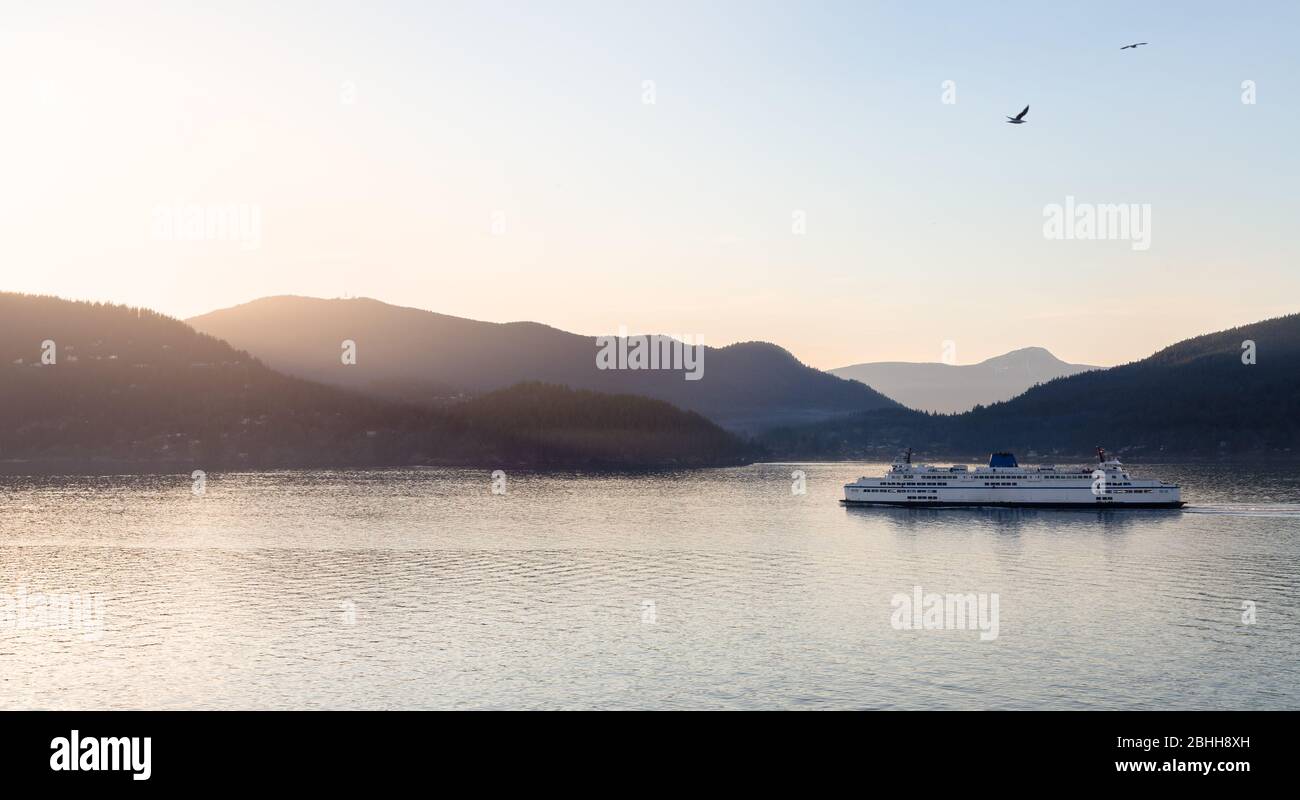 BC Ferry bateau traversant Howe Sound au coucher du soleil, vu du parc Whytecliff. Banque D'Images