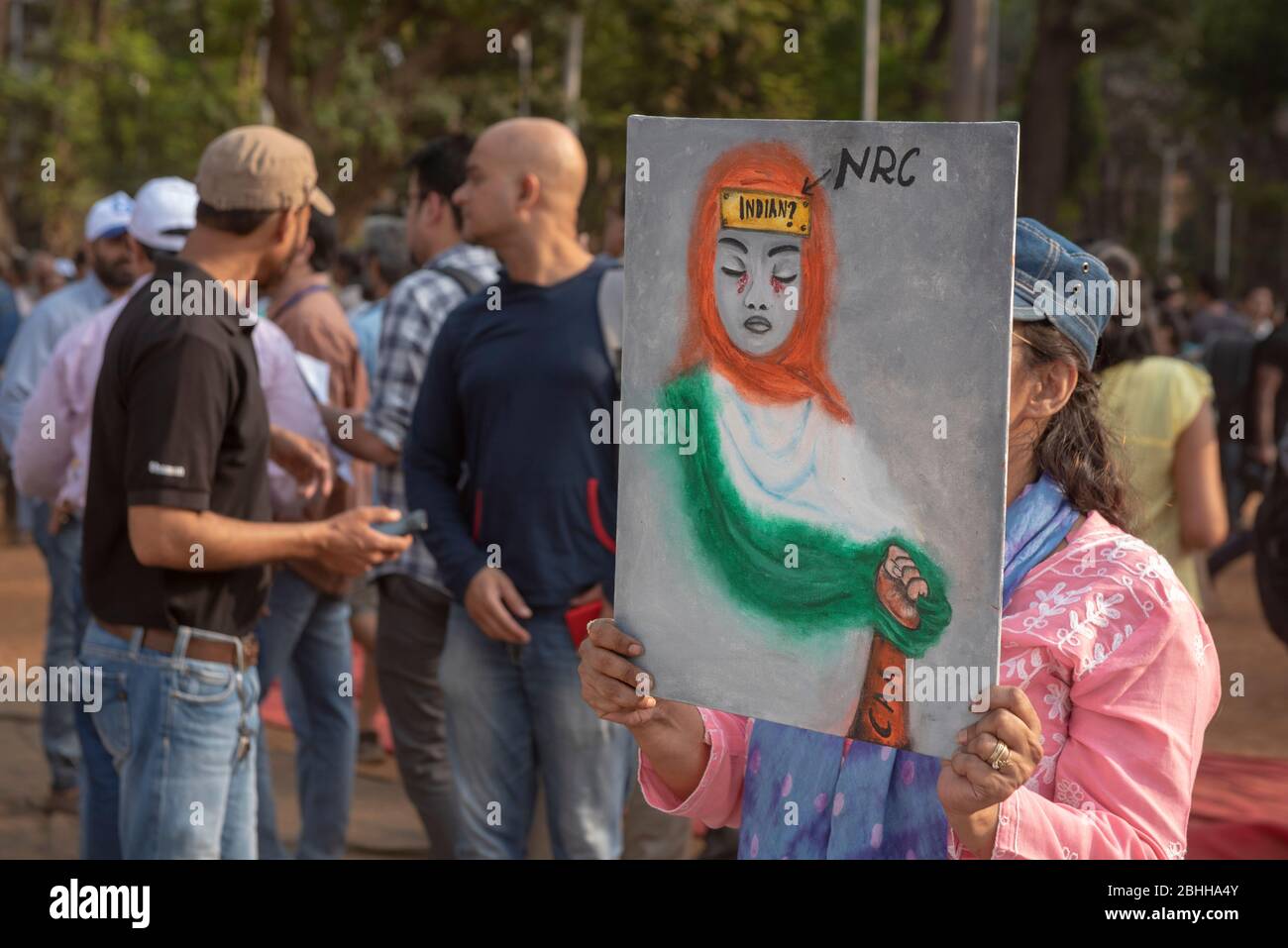 Mumbai / Inde 19 décembre 2019 une jeune indienne tient des peintures pour des protestations contre la loi anti-musulmane controversée sur la citoyenneté Amendement ( CAB CAA ) à au Banque D'Images