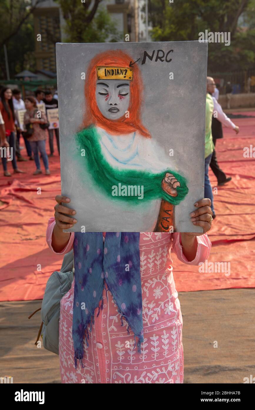 Mumbai / Inde 19 décembre 2019 une jeune indienne tient des peintures pour des protestations contre la loi anti-musulmane controversée sur la citoyenneté Amendement ( CAB CAA ) à au Banque D'Images