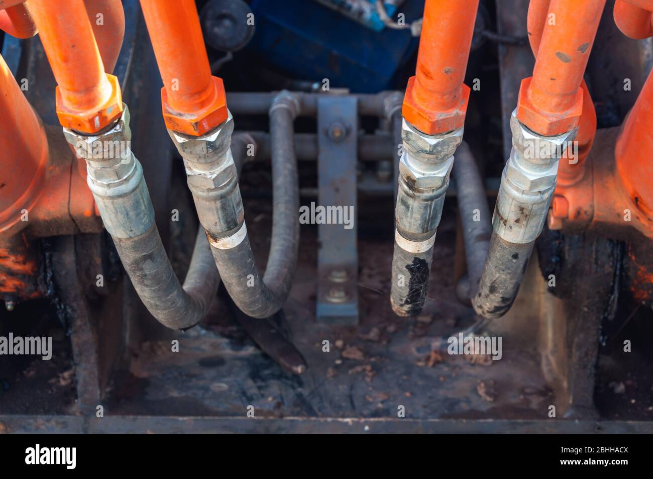 Flexibles hydrauliques sur l'équipement de construction. Tubes haute pression Banque D'Images