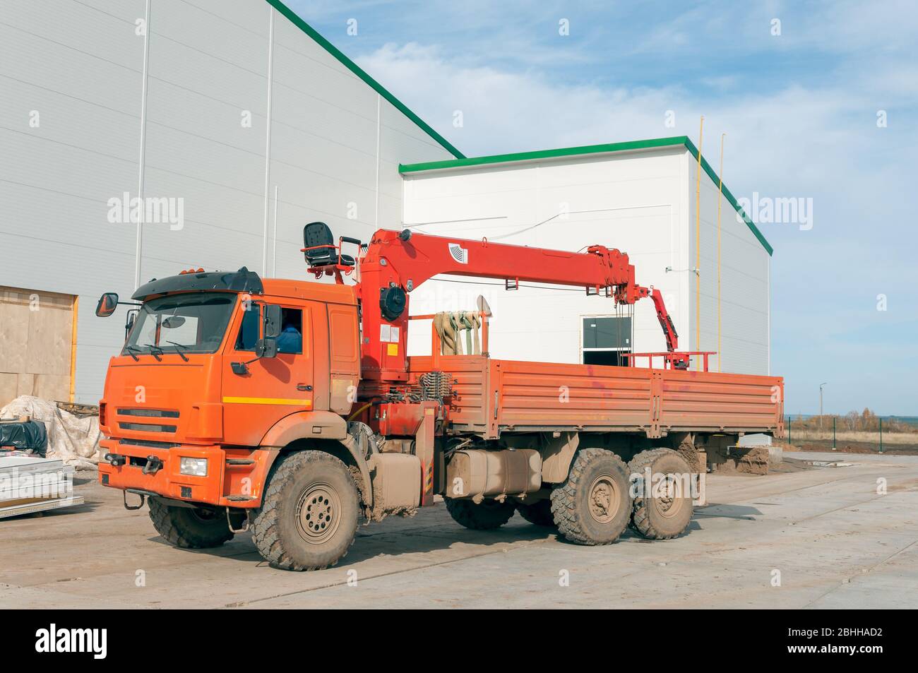 Gros camion de grue. Machines de construction pour le levage de charges lourdes Banque D'Images