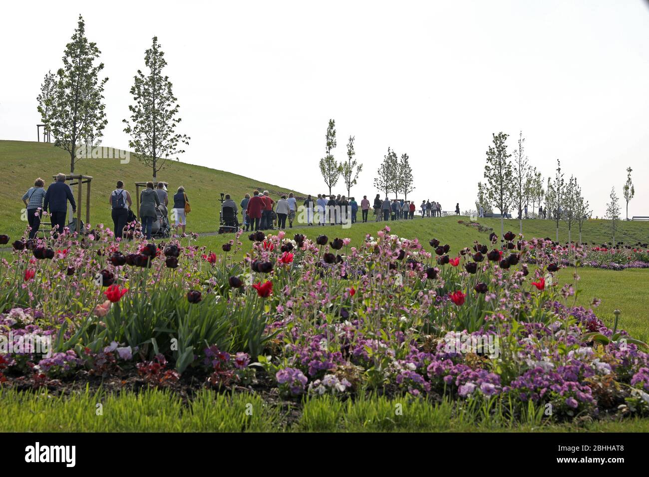 firo. 24 avril 2020 salon national du jardin à Kamp-Lintfort NRW, Rhénanie-du-Nord-Westphalie, le Laga sera officiellement ouvert le 5 mai 2020. Le 24 avril 2020, il y avait bien sûr une petite pré-ouverture pour les visiteurs avec plus de 8000 marcheurs explorant le parc de la mine, en observant la règle de Corona . "Aû un grand compliment aux marcheurs qui ont suivi nos règles de manière absolument consciencieuse." Grâce aux panneaux de signalisation à sens unique, aux barrières et aux annonces de haut-parleurs, les marcheurs ont été guidés sur un itinéraire marqué à travers le parc. | utilisation dans le monde entier Banque D'Images