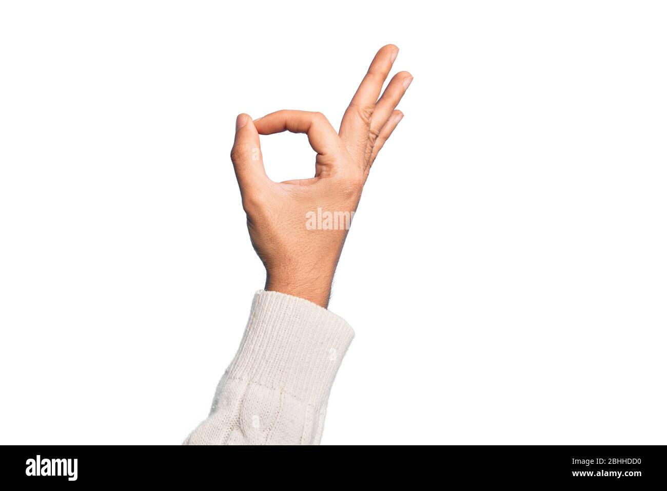 Main de jeune homme caucasien montrant des doigts sur fond blanc isolé gestuelle expression d'approbation faisant bon symbole avec les doigts Banque D'Images
