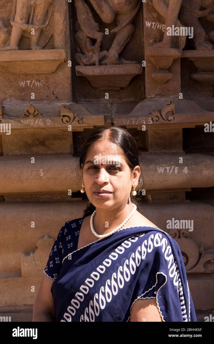 Khajuraho / Inde 24 février 2017 un portrait de la femme mariée du nord de l'Inde dans le sari traditionnel indien sur le fond du temple. Au Temple Lakshmana KH Banque D'Images