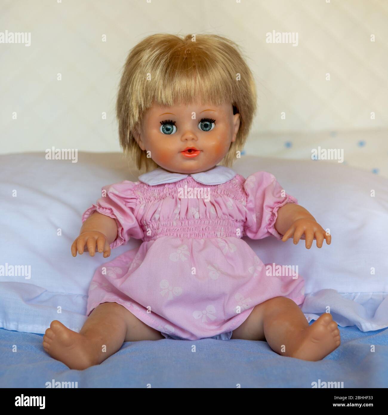 Petite poupée de larmes réaliste des années 1990 Banque D'Images