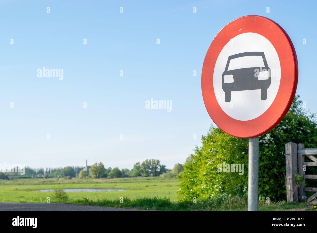 Panneau de signalisation néerlandais sur cette route, aucune voiture n'est autorisée Banque D'Images