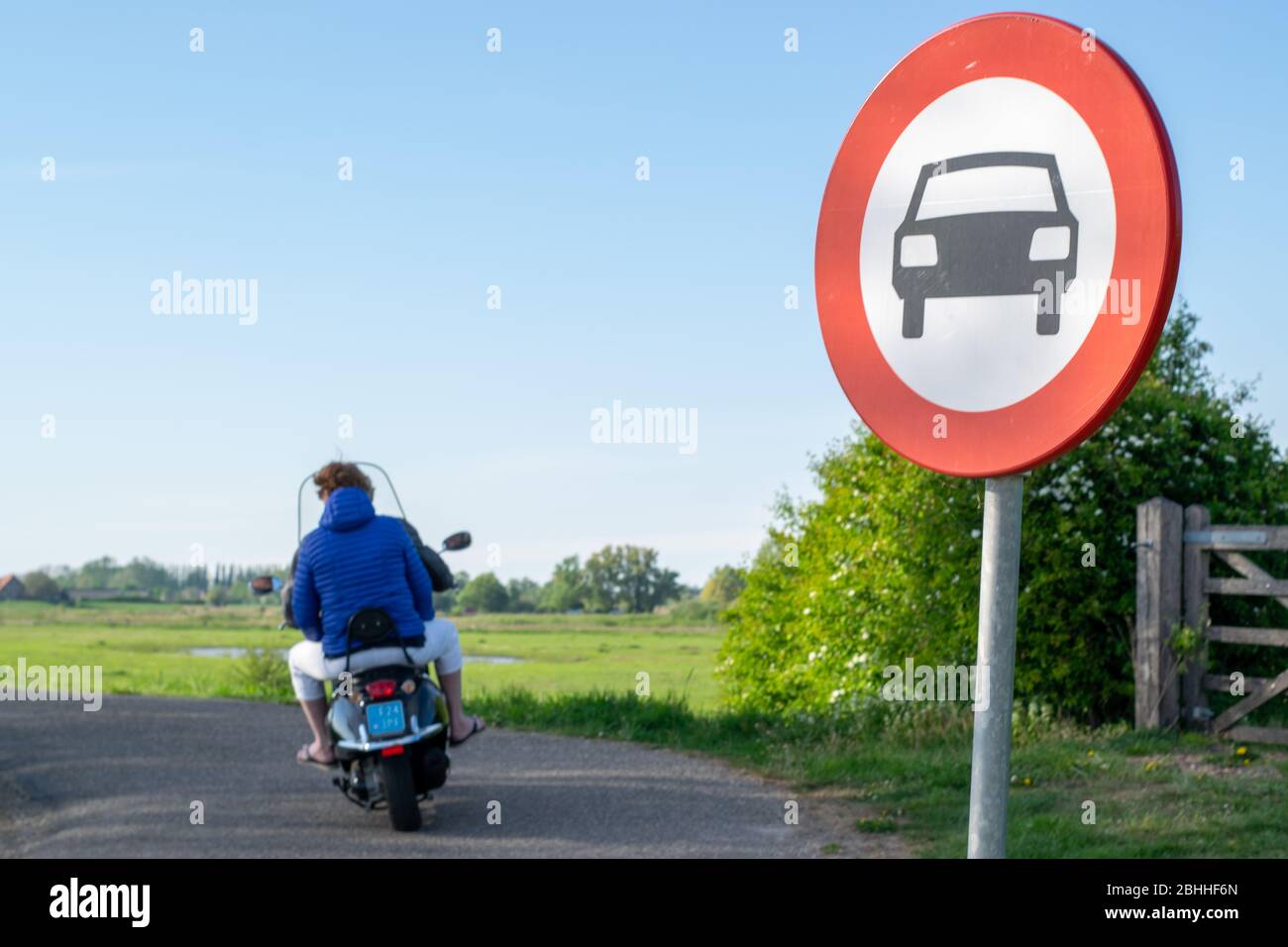 Panneau de signalisation néerlandais sur cette route, aucune voiture n'est autorisée Banque D'Images