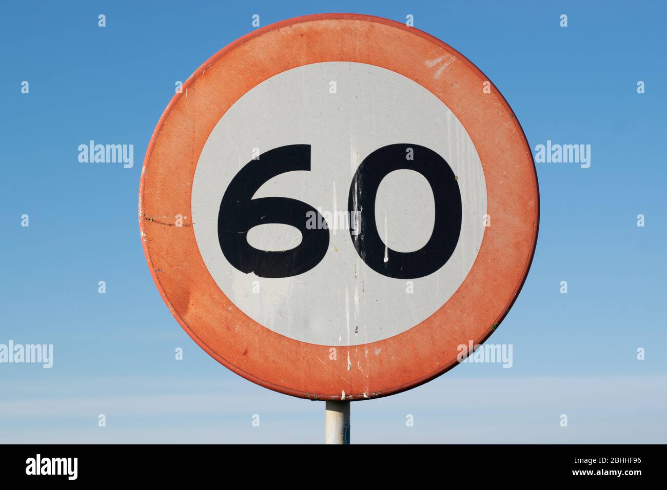 Panneau de signalisation néerlandais : limite de vitesse 60 km/h, il s'agit d'un ancien panneau de route avec des déjections d'oiseaux dessus Banque D'Images