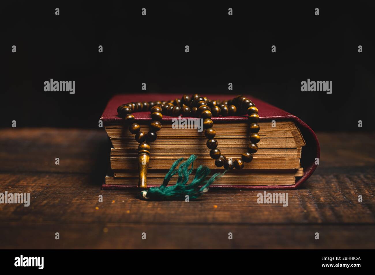 Sainte Al Quran et perles de prière sur table en bois. Concept de religion musulmane du Ramadan. Banque D'Images