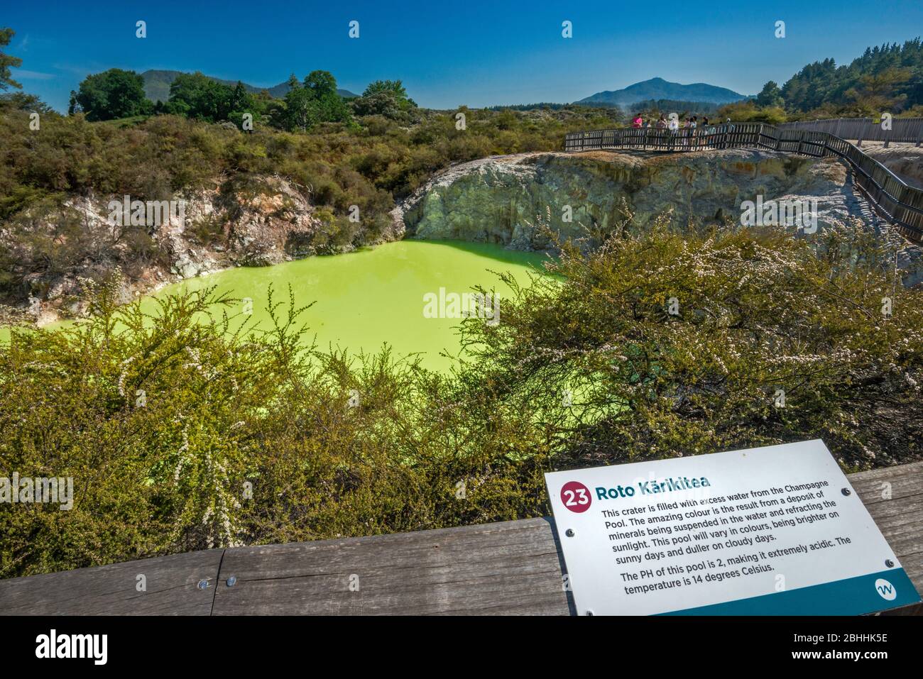 Roto Karikitea, cratère, eau de la piscine de Champagne, Wai-O-Tau Thermal Wonderland, zone volcanique de Taupo, région de Waikato, Île du Nord, Nouvelle-Zélande Banque D'Images