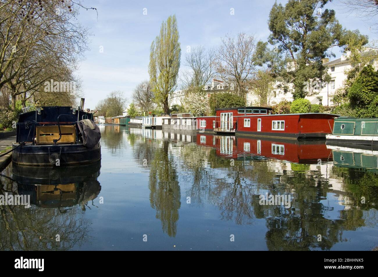 Rangées de bateaux à moteur et de bateaux étroits sur les rives du canal à Little Venice, Paddington, West London. Le canal Grand Union rencontre le canal Regen. Banque D'Images