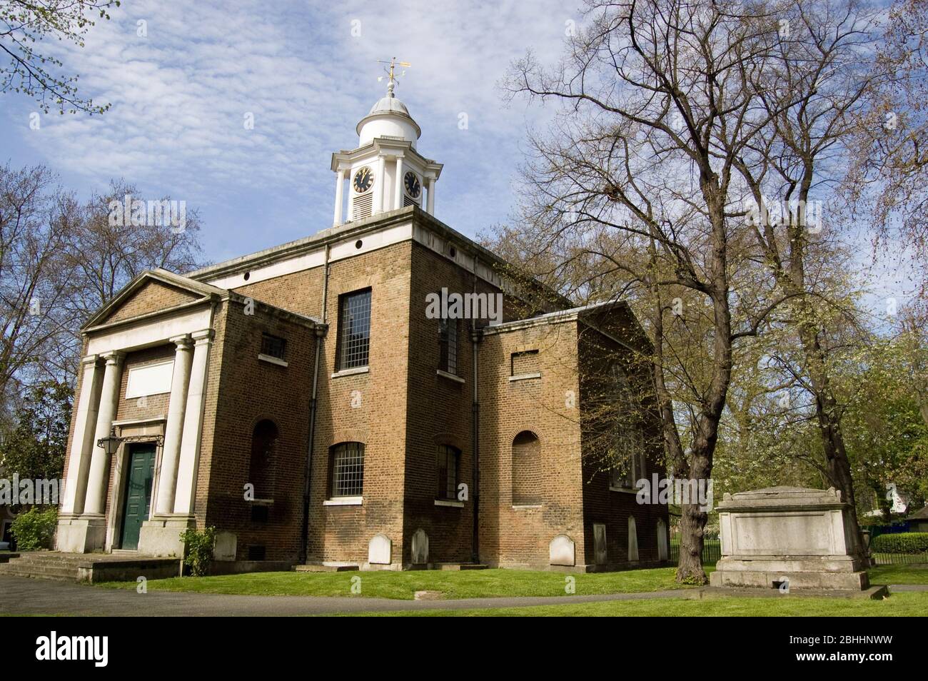 Vue sur l'église historique géorgienne de Saint Mary à Paddington, dans le centre de Londres. Banque D'Images