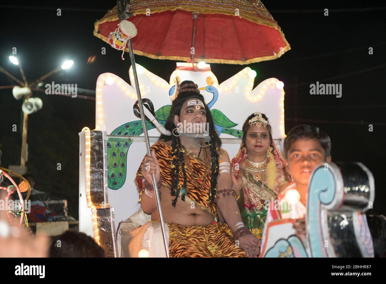 Khajuraho / Inde 25 février 2017 des dévots hindous habillés comme Dieu hindou Seigneur Shiva et Déesse Parvati participent à une procession culturelle pendant Mah Banque D'Images