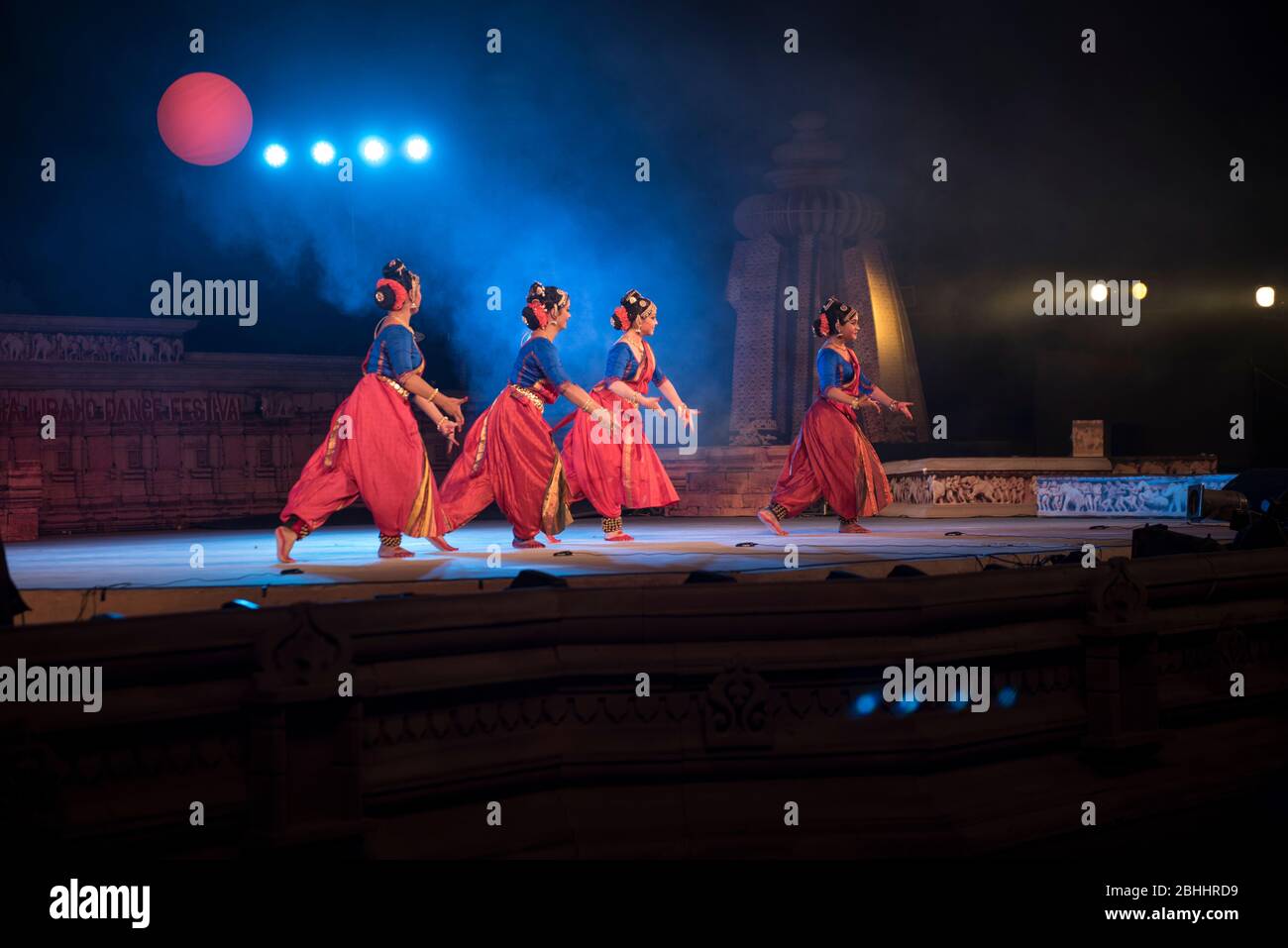 Khajuraho / Inde 24 février 2017 Dancers groupe performance Bharatanatyam au festival de danse Khajuraho 2017 à madhya pradesh Inde Banque D'Images