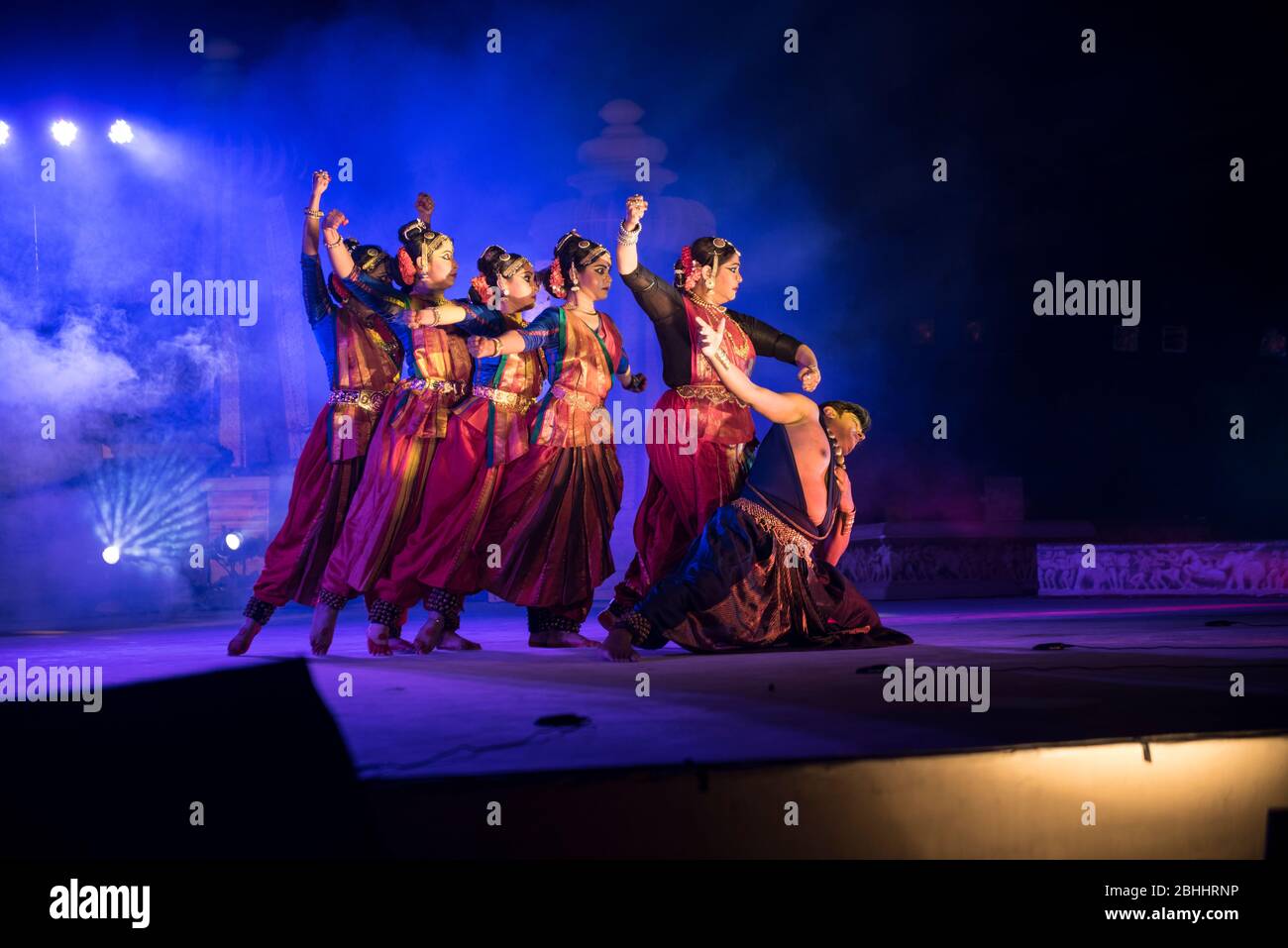 Khajuraho / Inde 24 février 2017 Dancers groupe performance Bharatanatyam au festival de danse Khajuraho 2017 à madhya pradesh Inde Banque D'Images