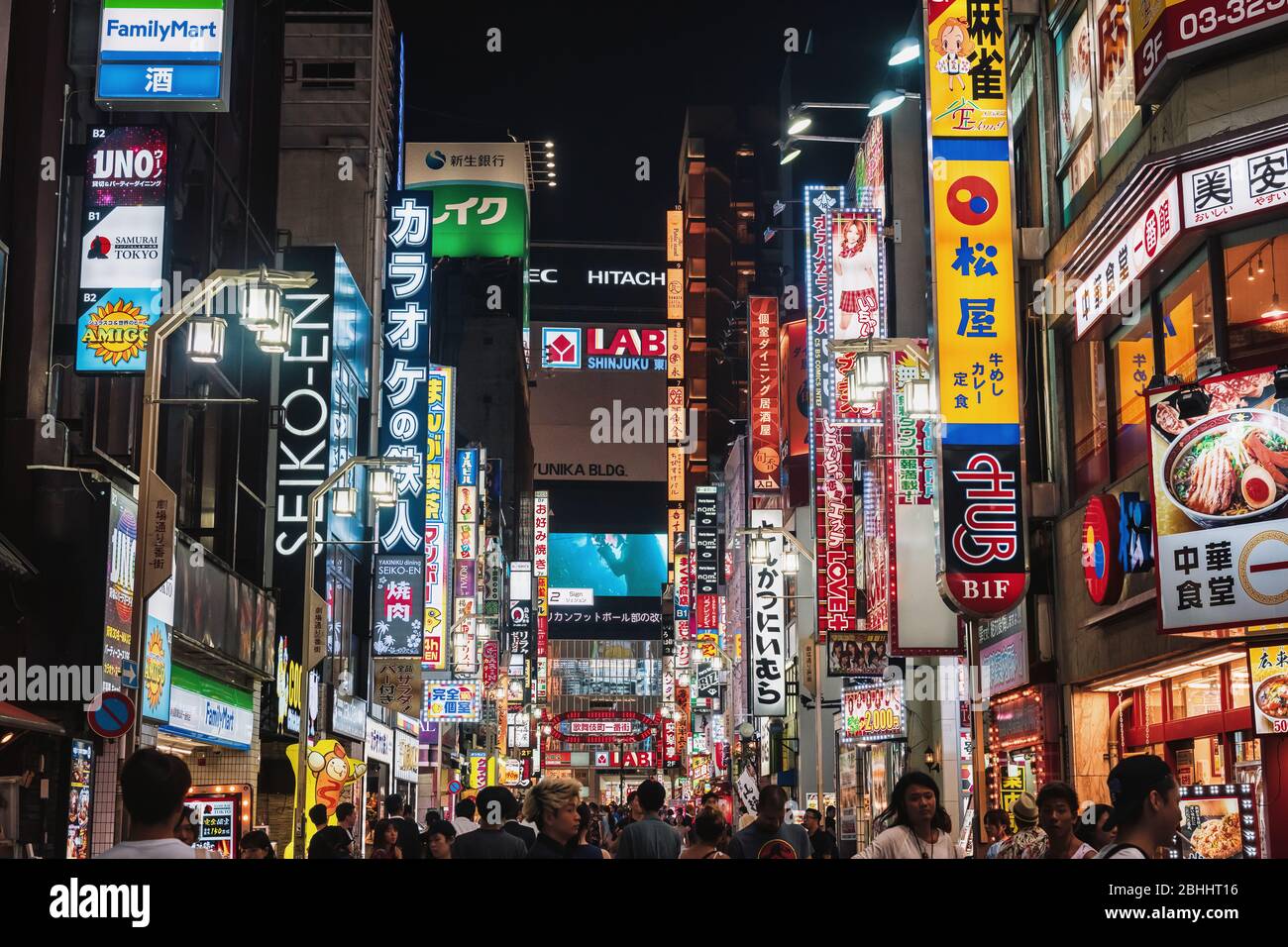 Des panneaux au néon sont à la ligne Shinjuku et dans le quartier de Shibuya. La région est un quartier de vie nocturne connu comme ville sans sommeil. Banque D'Images