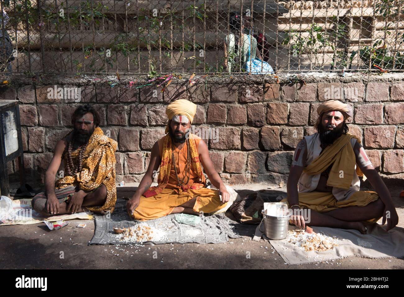 Khajuraho / Inde 25 février 2017 les prêtres hindous attendent les dévotés près du temple de Matangesvar à khajuraho madhya pradesh Inde Banque D'Images