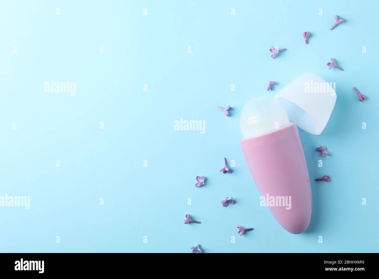 Rouleau désodorisant pour le corps sur fond bleu, espace pour le texte Banque D'Images