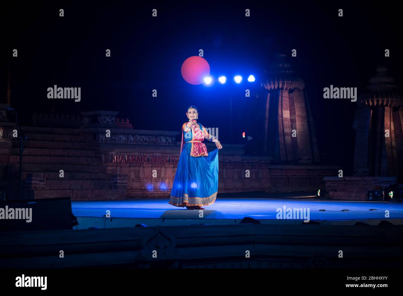 Khajuraho / Inde 24 février 2017 Neelakshi Roy kathak danseur en spectacle au festival de danse Khajuraho 2017 dans le madhya pradesh Inde Banque D'Images