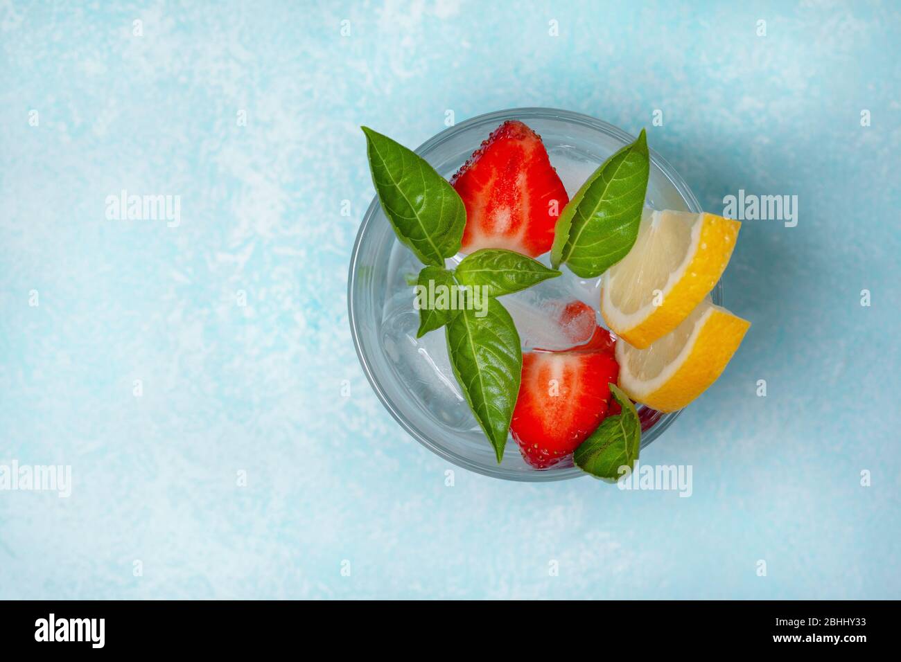limonade aux fraises avec basilic dans un verre sur fond bleu. vue de dessus Banque D'Images