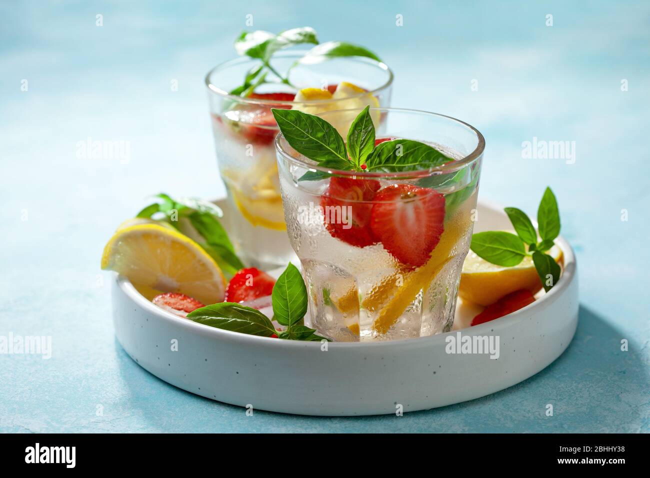 limonade aux fraises avec basilic dans des verres sur fond bleu. Banque D'Images