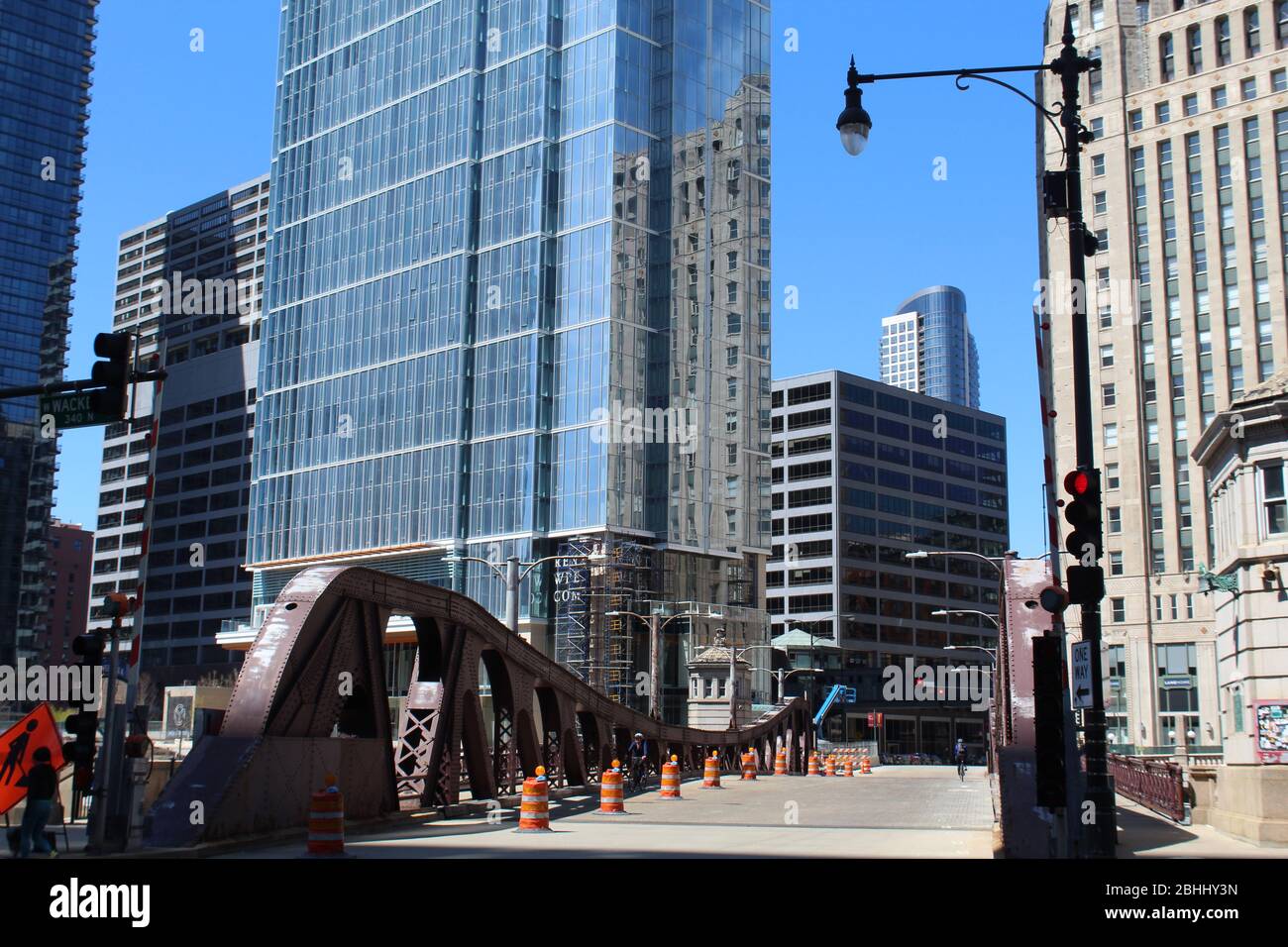 Pont de la rue Orleans au-dessus de la rivière Chicago avec des barils de construction orange Banque D'Images