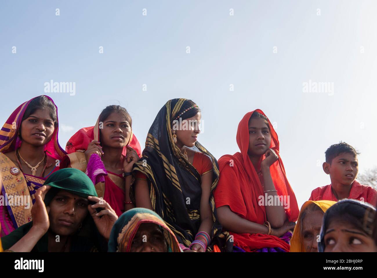 Jhaba / Inde 5 janvier 2020 groupes de femmes rurales assis sur un chariot à tracteur dans les districts de Para Jhaba de Madhya Pradesh Inde Banque D'Images