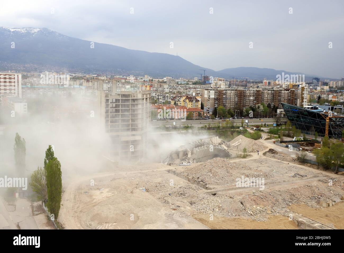 Explosion contrôlée avec explosions d'un grand bâtiment, imprimerie maison de presse IPK Rodina, à Sofia, Bulgarie le 04/26/2020. Banque D'Images