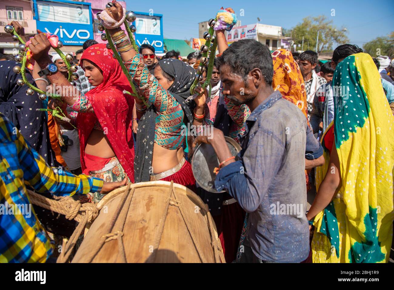 Jhabana / Inde 8 janvier 2020 indien bhil tribal jeunes femmes dansant sur le tambour ( dhol ) bat pendant Bhagoria Festivalat Jhabana districts de Madhya Praa Banque D'Images