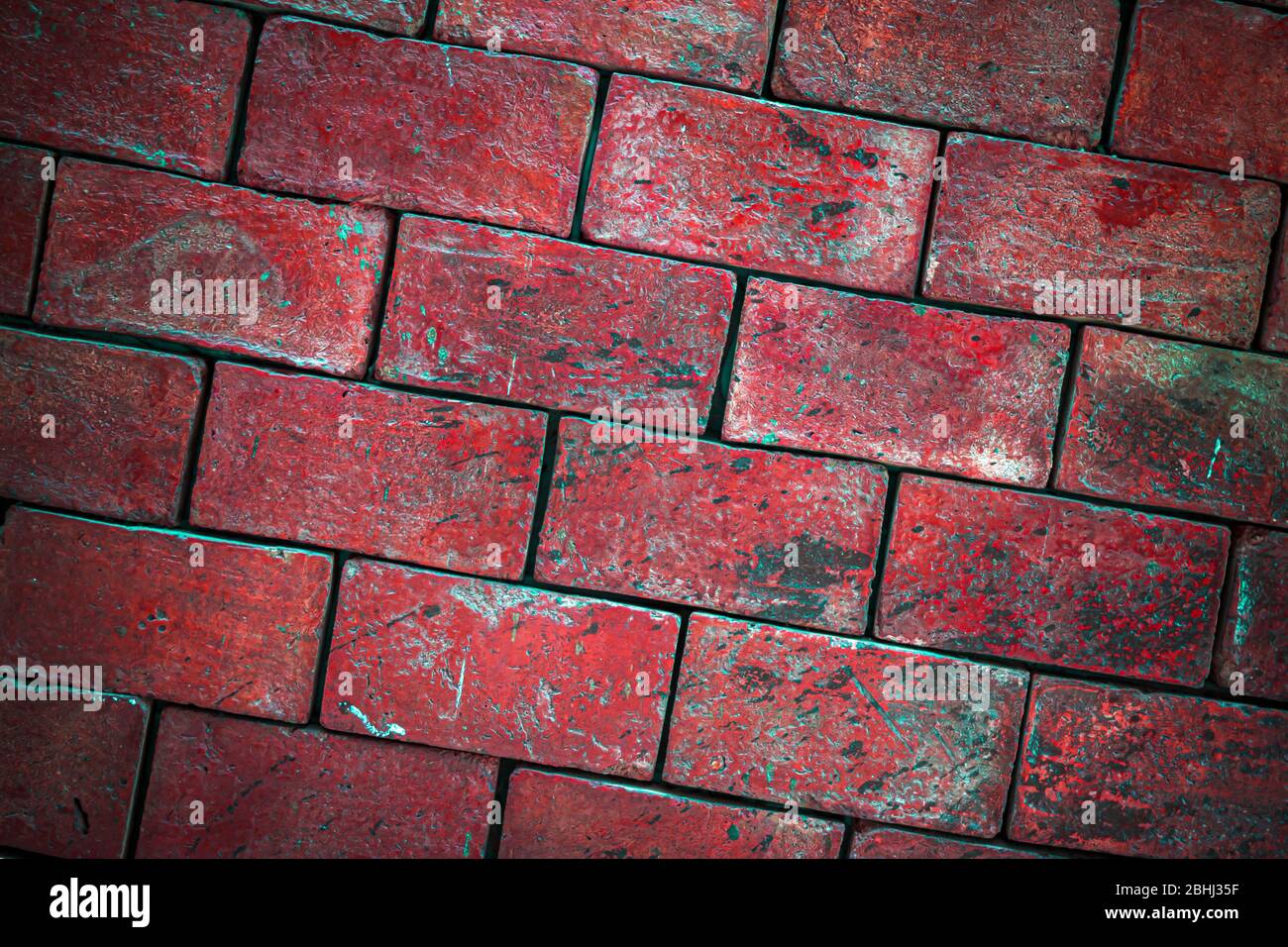 mur de briques en blocs rouges avec une pente de maçonnerie. fond de texture. Banque D'Images