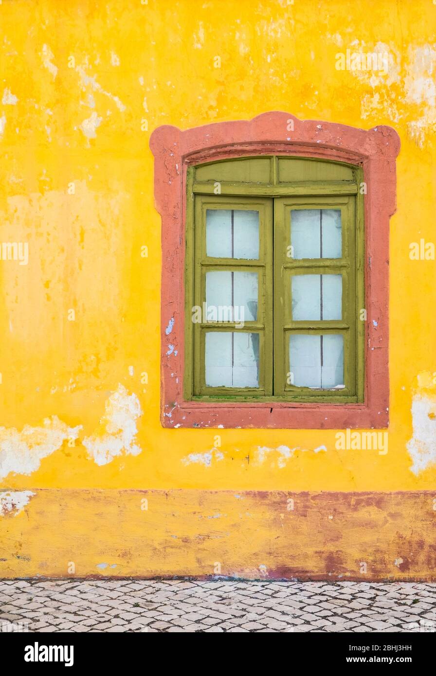 Mur extérieur peint en jaune sur une maison en Espagne Banque D'Images