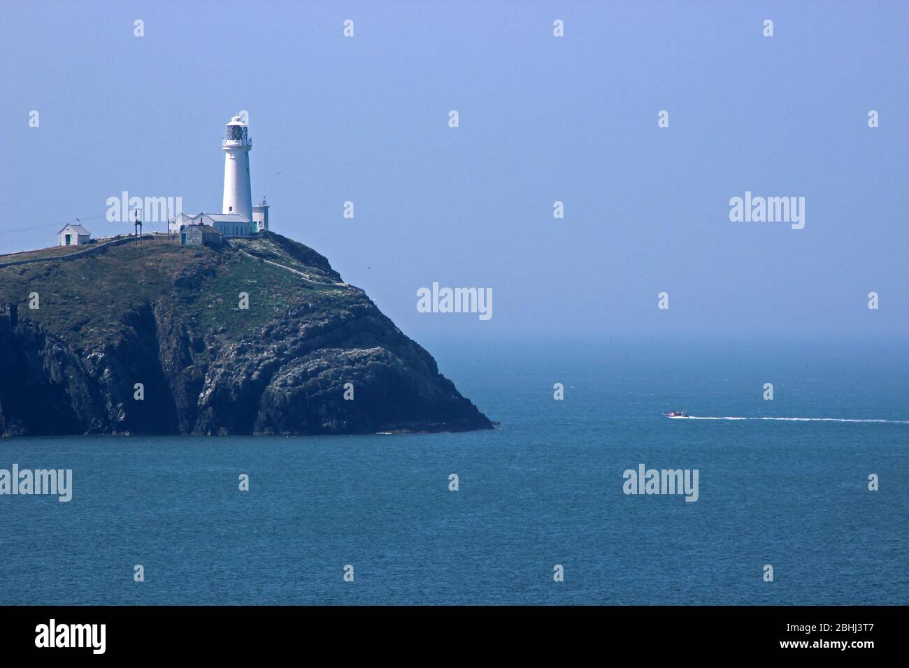 Les touristes en bateau font une excursion autour de South Stack Lighthouse Bay, Anglesey, Pays de Galles Banque D'Images