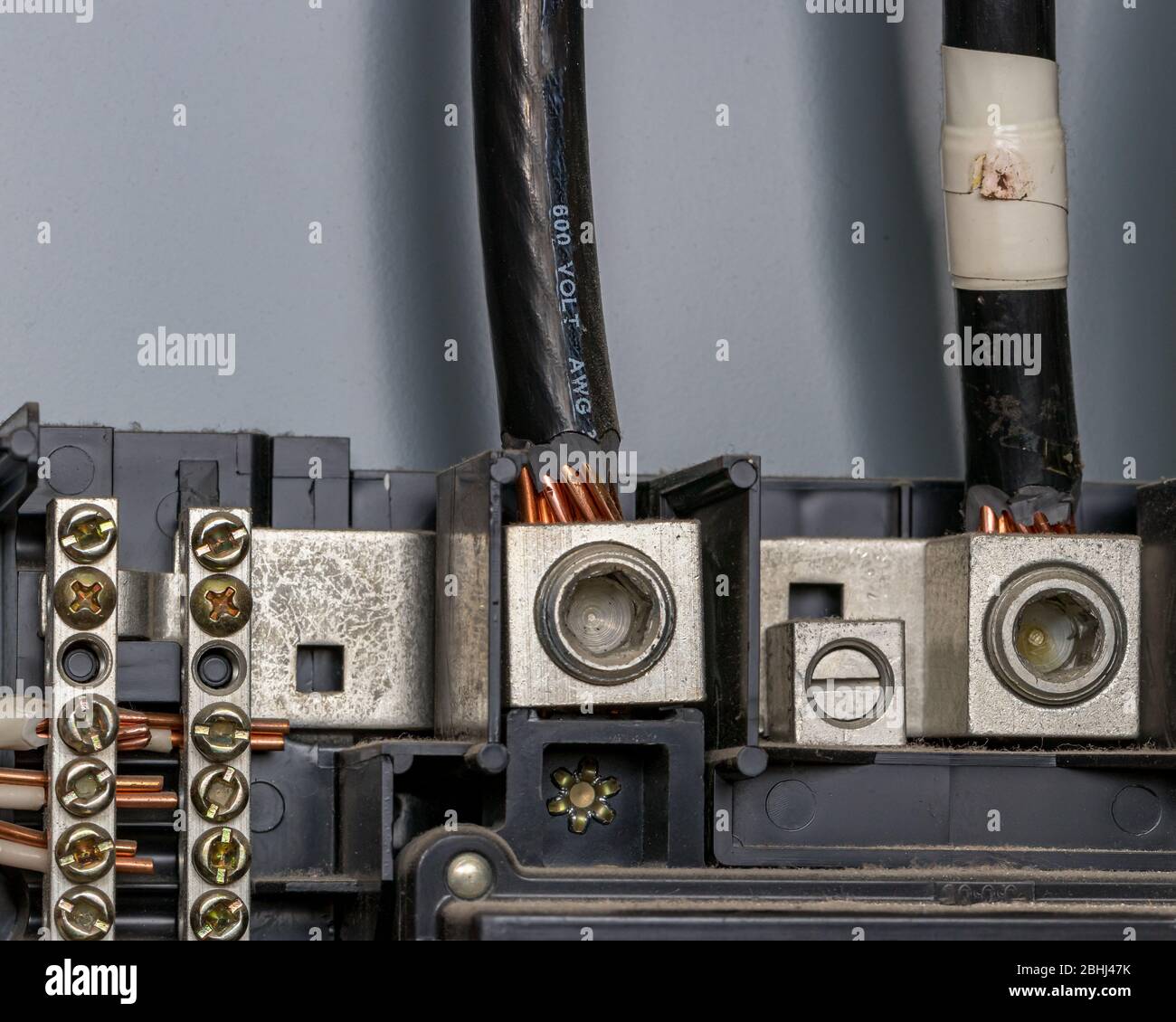 Câblage dans le panneau de la boîte de disjoncteurs électriques avec barre omnibus et fils de cuivre. Concept de l'entretien, de la réparation, du remodelage de la maison Banque D'Images