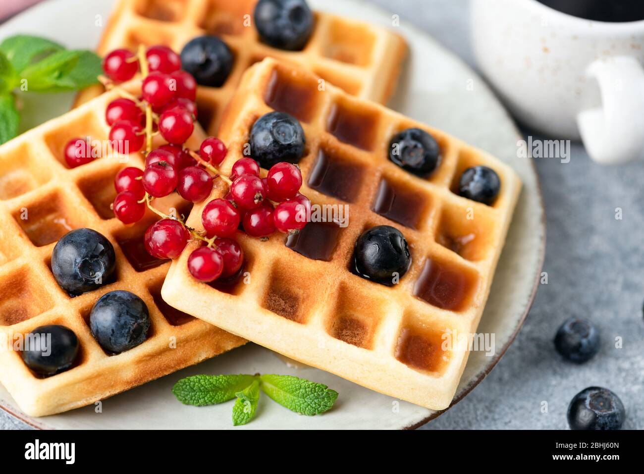 Gaufres belges carrées avec baies d'été sur plaque, délicieux petit déjeuner sucré Banque D'Images