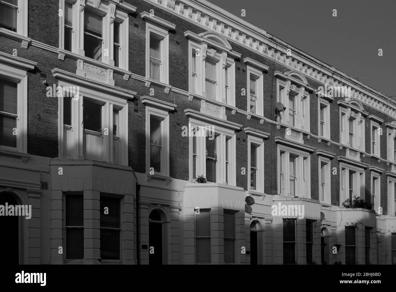 Maisons à rangée terrasses victoriennes Maisons en terrasse stock Brick Bay Windows streetscape Sinclair Gardens, Londres, W12 Banque D'Images