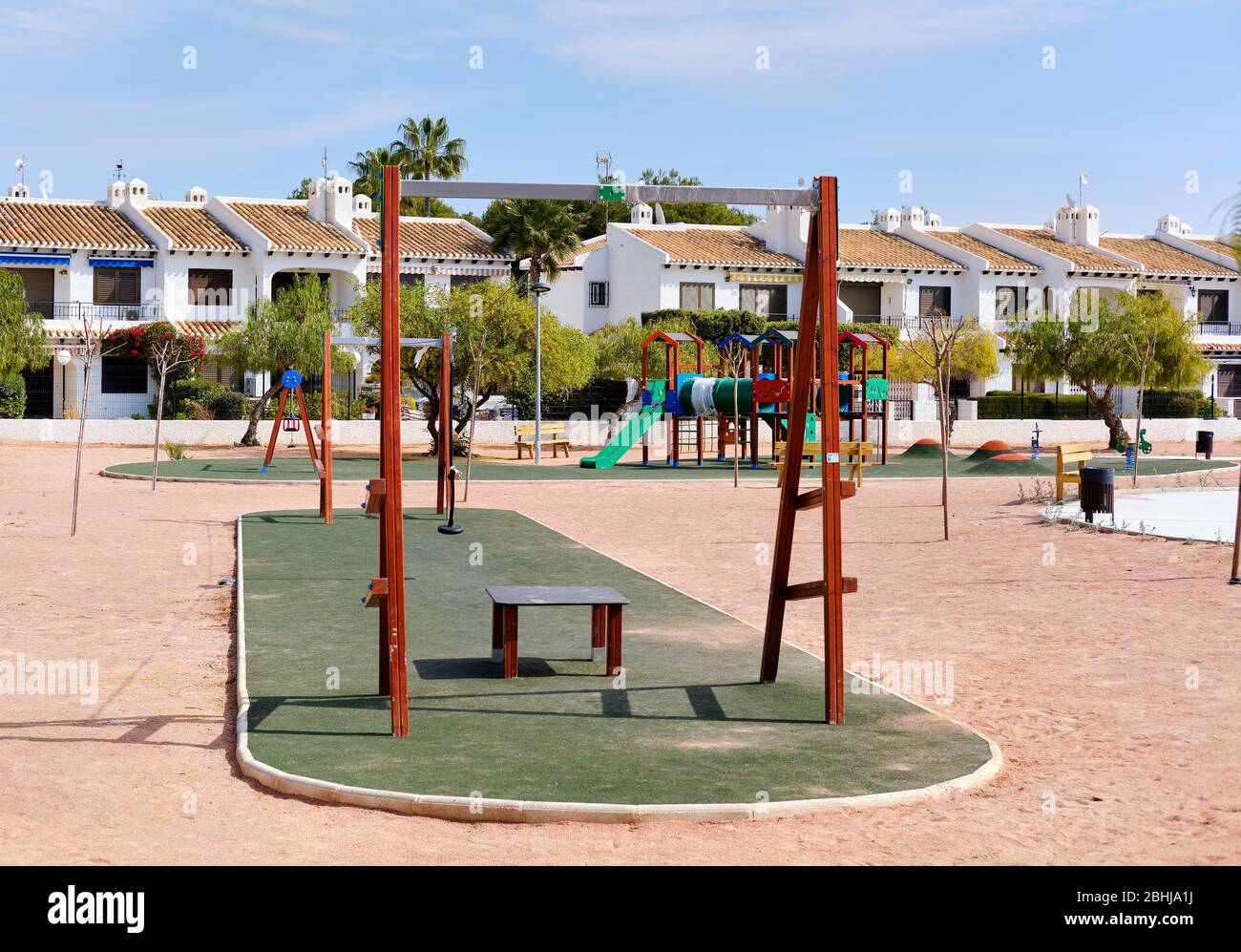 Aire de jeux vide pour les enfants de plus jeune génération en plein air. Province d'Alicante, Orihuela, Torrevieja ville. Costa Blanca, Espagne Banque D'Images