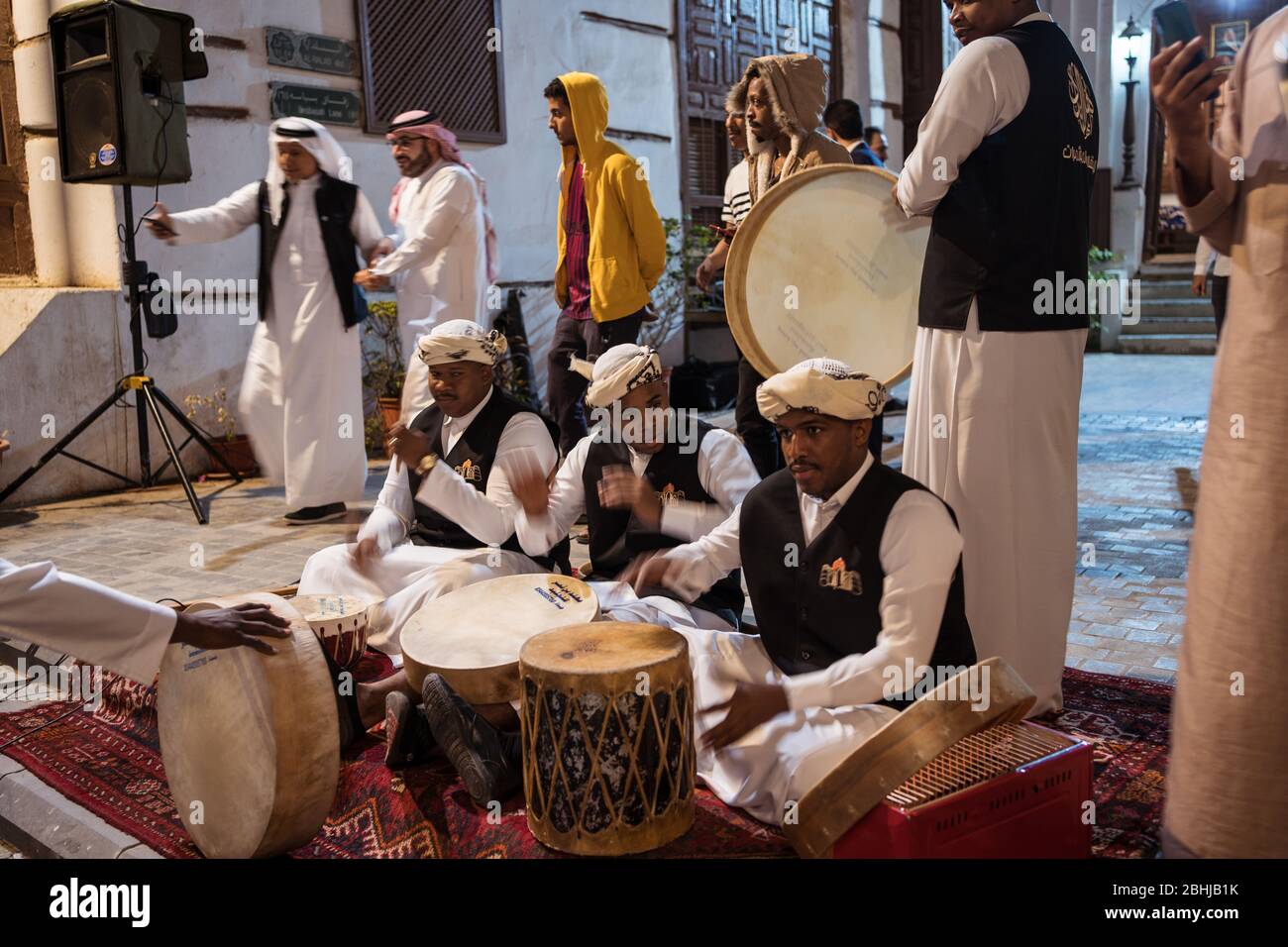 Djeddah / Arabie Saoudite - 16 janvier 2020: les hommes arabes et saoudiens célèbrent une danse traditionnelle avec de la musique dans les rues du centre-ville historique d'Al-Balad Banque D'Images