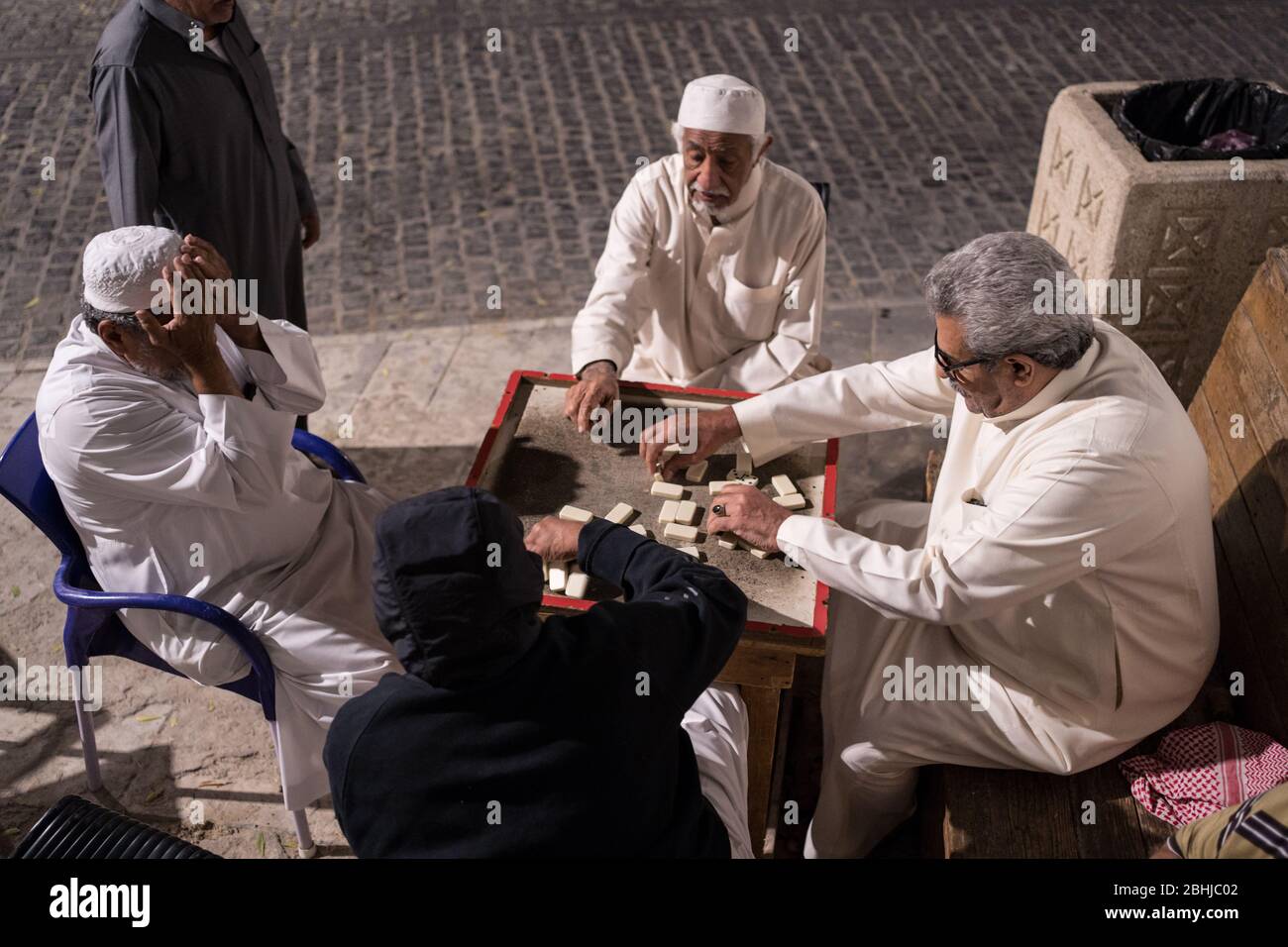Djeddah / Arabie Saoudite - 16 janvier 2020: Les vieux musulmans jouant des dominos la nuit dans les rues de l'historique Al-Balad Banque D'Images