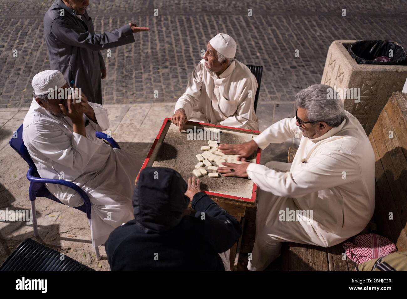Djeddah / Arabie Saoudite - 16 janvier 2020: Les vieux musulmans jouant des dominos la nuit dans les rues de l'historique Al-Balad Banque D'Images