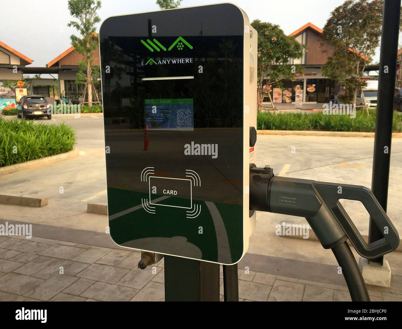 Stationnement pour véhicules EV et son chargeur dans la station petro PTT de Bangkok, Thaïlande 21 décembre 2019 Banque D'Images