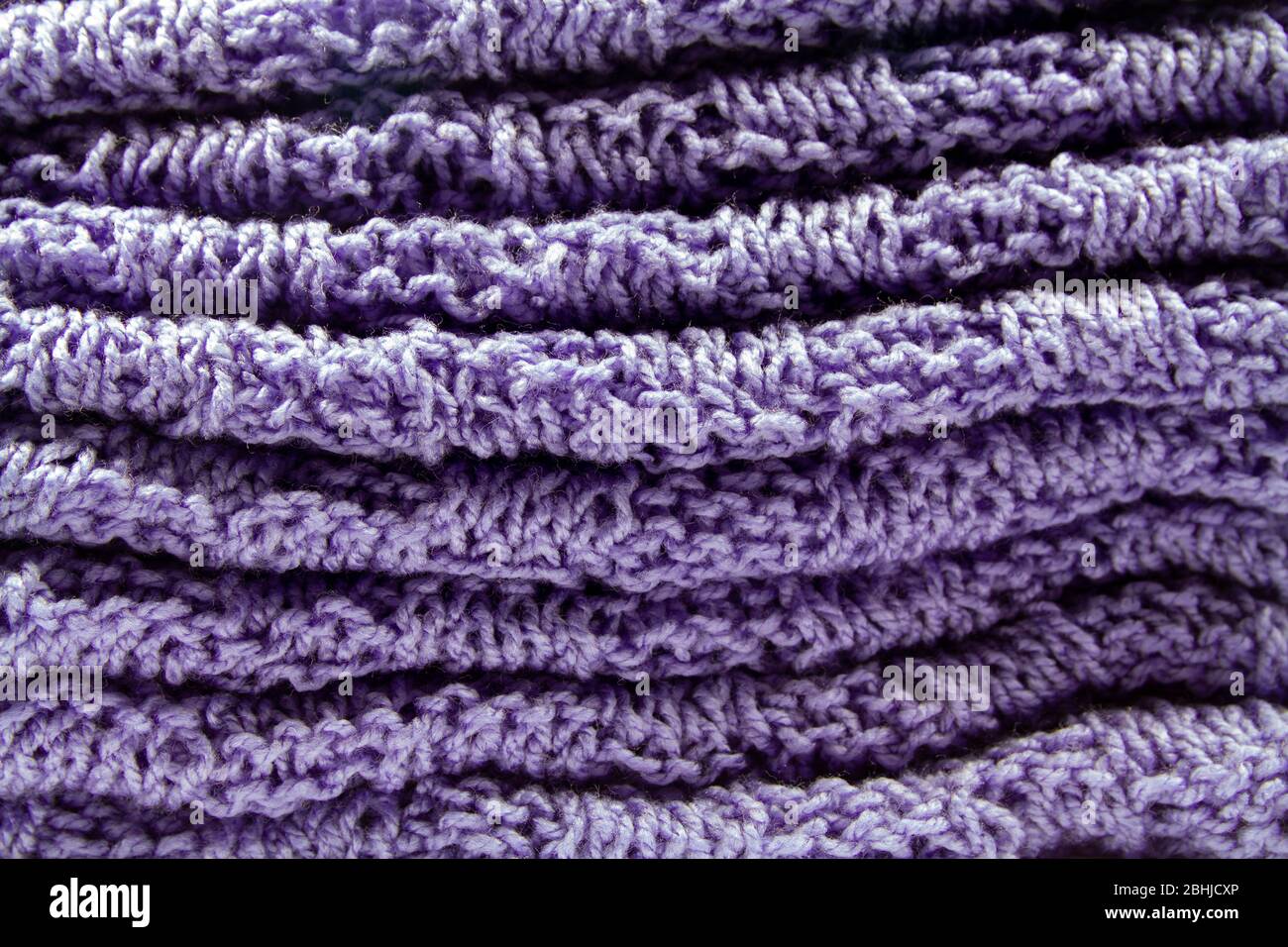 Écharpe tricotée lavande empilée Banque D'Images