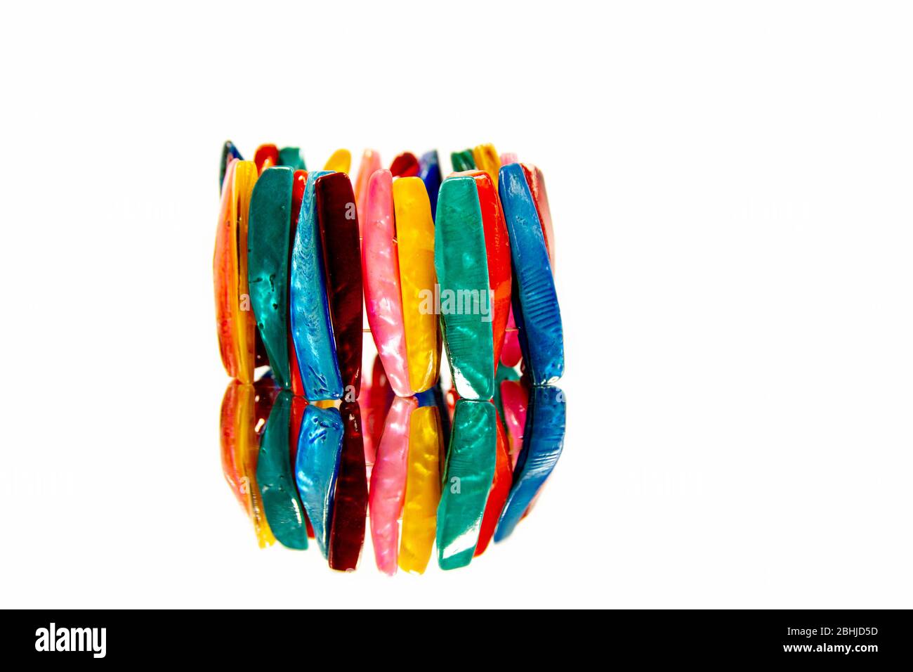 Bracelet en pierre coloré avec réflexion isolée Banque D'Images