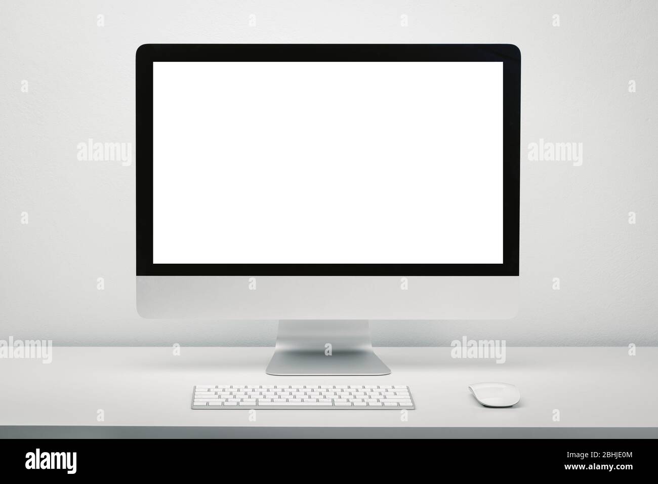 Écran vierge pour l'affichage de l'ordinateur pour la maquette dans l'intérieur du bureau, bureau avec clavier et souris. Banque D'Images Écran vierge pour l'affichage de l'ordinateur pour la maquette dans l'intérieur du bureau, bureau avec clavier et souris. Banque D'Images