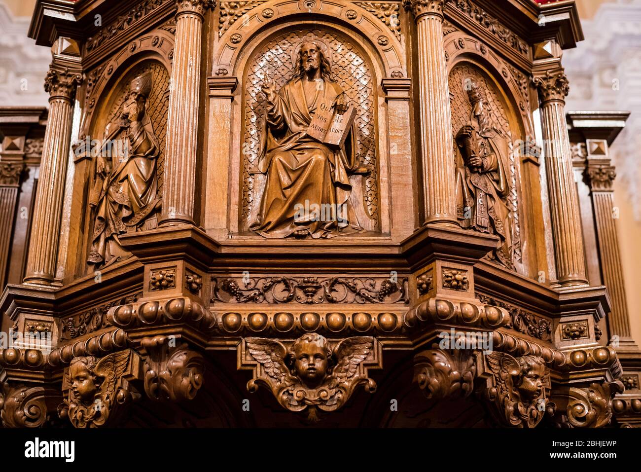 Intérieur de la cathédrale d'Arequipa, chaire en bois représentant le diable, Charles Buisine-Rigot à Lille (France 1878) . Ville d'Arequipa, Pérou,. Banque D'Images