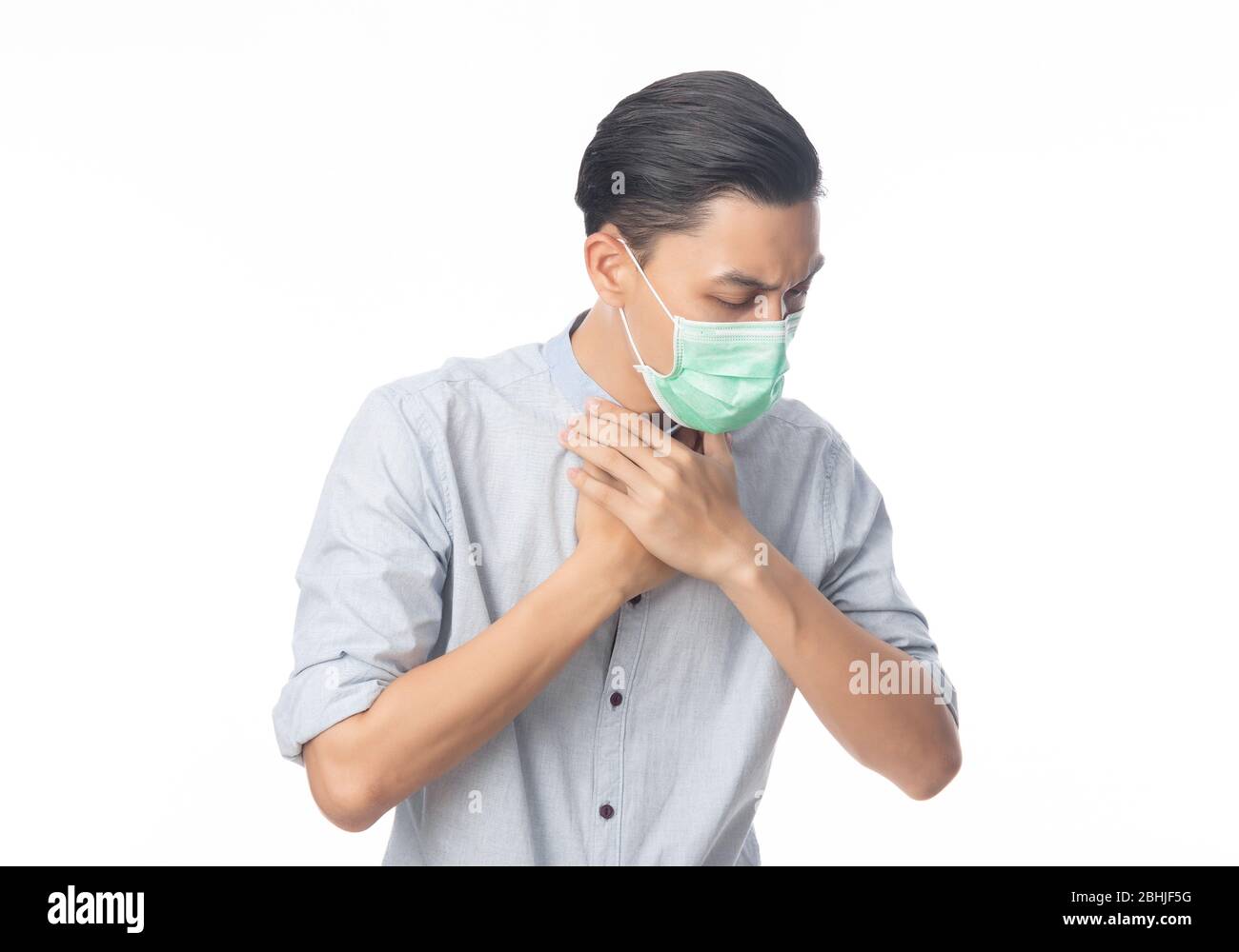 Jeune homme d'affaires asiatique dans un masque hygiénique souffrant de mal de gorge, 2019-nCoV ou coronavirus. Maladie respiratoire aérienne comme le PM 2.5 lutte et la grippe Banque D'Images Jeune homme d'affaires asiatique dans un masque hygiénique souffrant de mal de gorge, 2019-nCoV ou coronavirus. Maladie respiratoire aérienne comme le PM 2.5 lutte et la grippe Banque D'Images