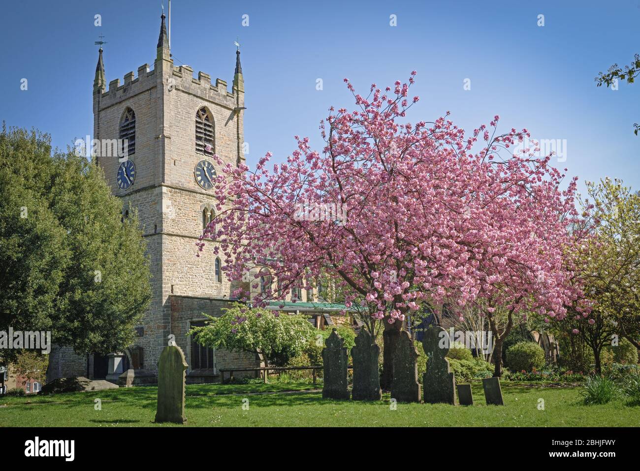 Vue printanière de l'église Hucknall dans le comté de Notinghamshire l'histoire locale comprend les tombes du poète Lord Byron et de la fille Ada Lovelace. Banque D'Images