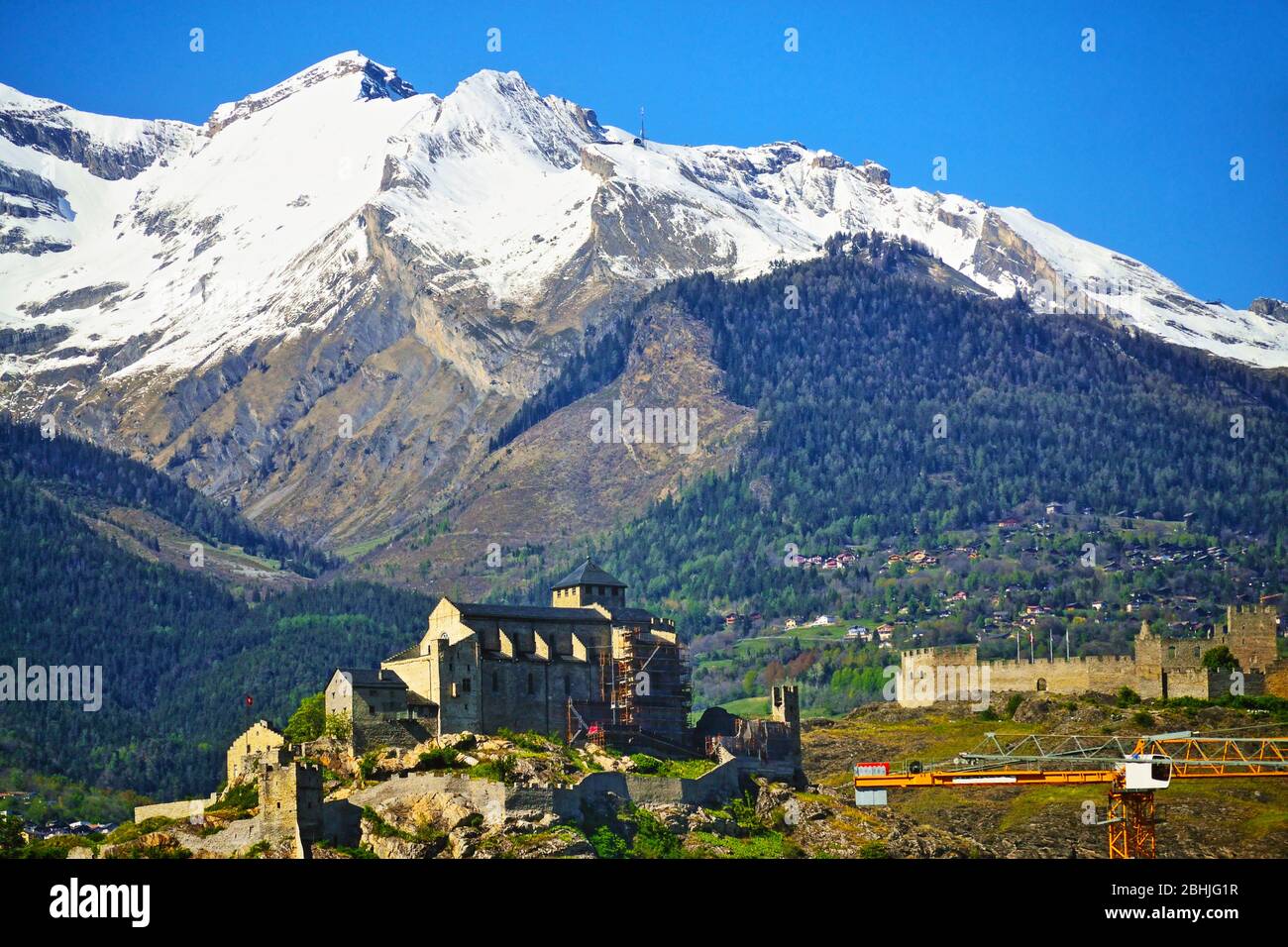 La basilique de Valère, également appelée château de Valère-église fortifiée située à Sion, dans le canton du Valais en Suisse. Vue de la route E 62 Banque D'Images