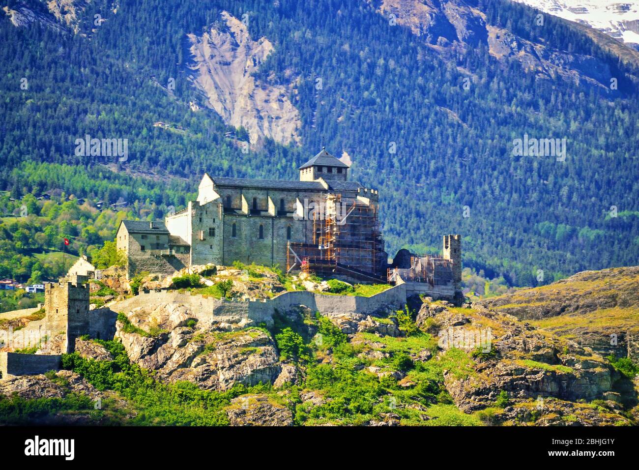 La basilique de Valère, également appelée château de Valère-église fortifiée située à Sion, dans le canton du Valais en Suisse. Vue de la route E 62 Banque D'Images